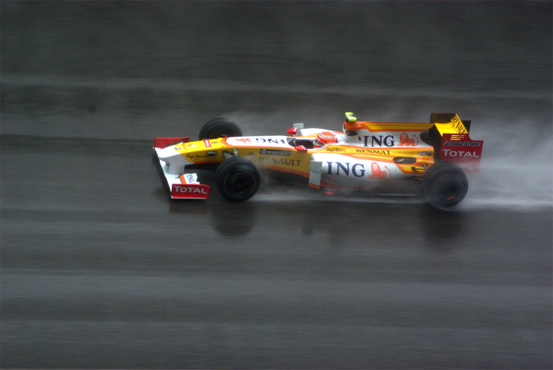 Illustration for article titled 2009 Chinese Grand Prix Gets Wet, Real Wet